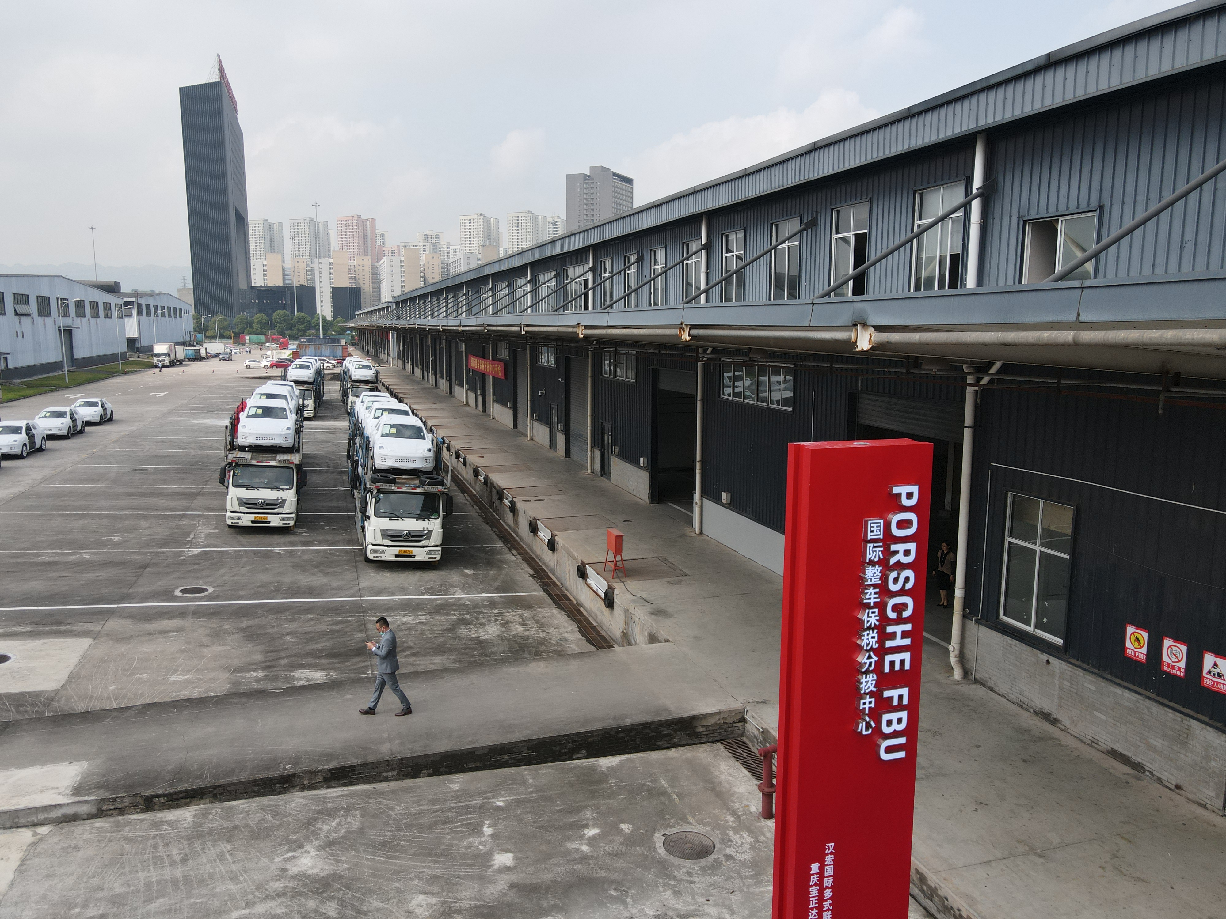 图片3 西永综保区进口整车保税分拨中心 (2).jpg