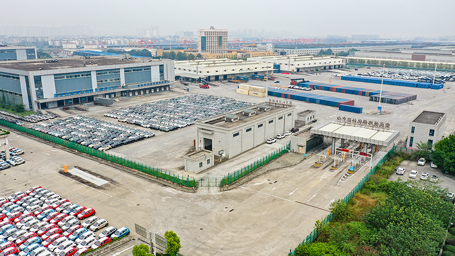 鸟瞰重庆国际铁路港综合保税区.png
